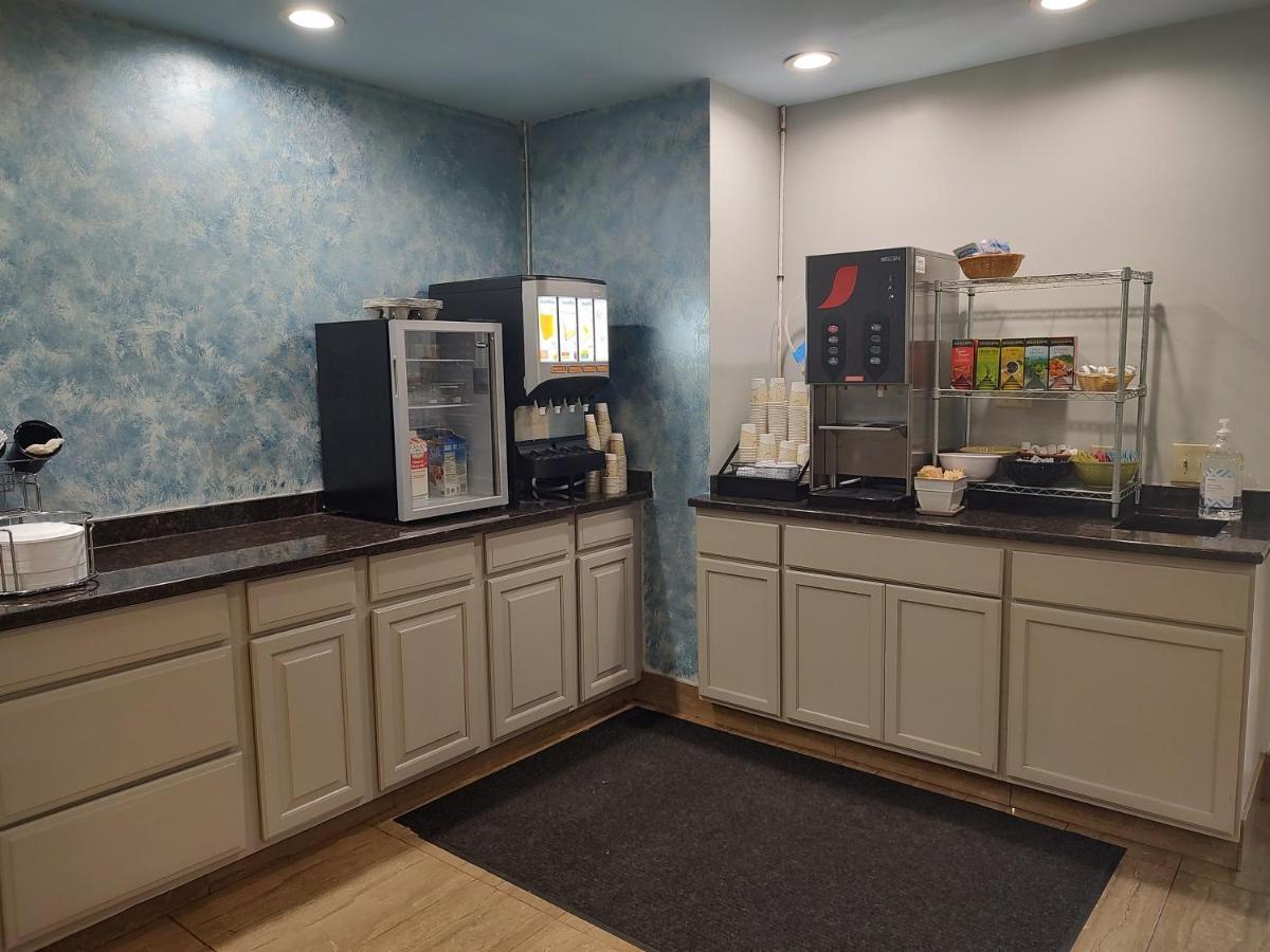 Hilltop Inn & Suites, Near Foxwoods Casino North Stonington Bagian luar foto