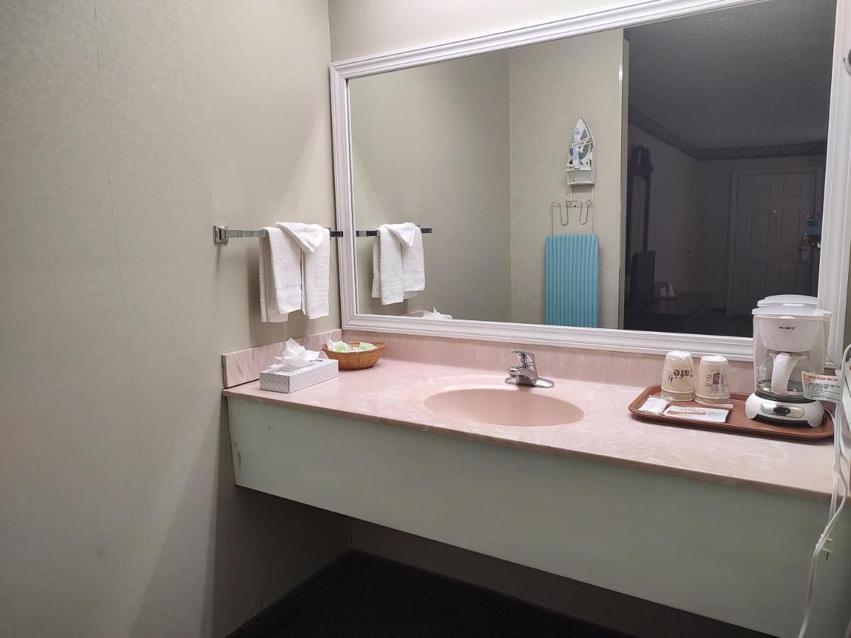 Hilltop Inn & Suites, Near Foxwoods Casino North Stonington Bagian luar foto