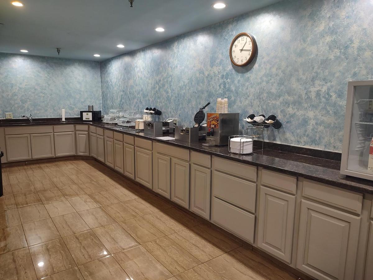 Hilltop Inn & Suites, Near Foxwoods Casino North Stonington Bagian luar foto