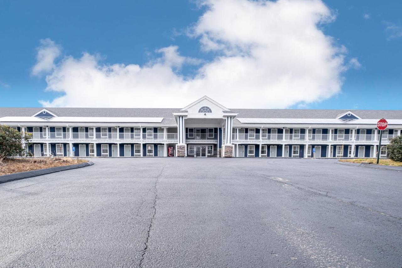 Hilltop Inn & Suites, Near Foxwoods Casino North Stonington Bagian luar foto