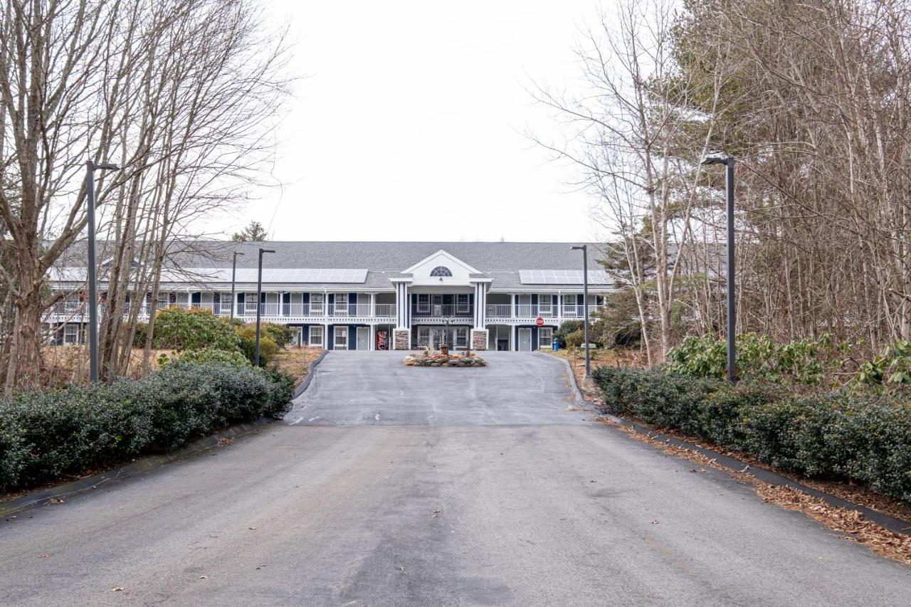 Hilltop Inn & Suites, Near Foxwoods Casino North Stonington Bagian luar foto