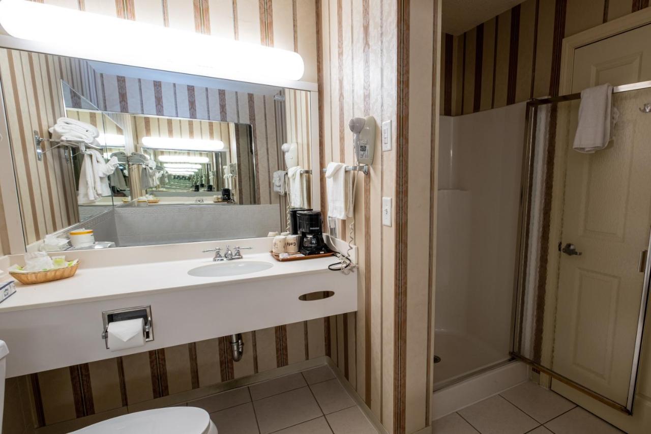 Hilltop Inn & Suites, Near Foxwoods Casino North Stonington Bagian luar foto