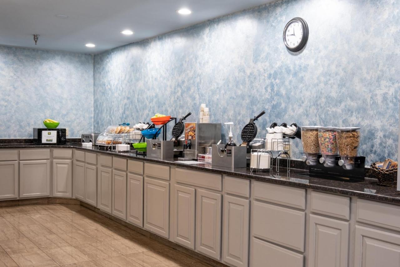 Hilltop Inn & Suites, Near Foxwoods Casino North Stonington Bagian luar foto