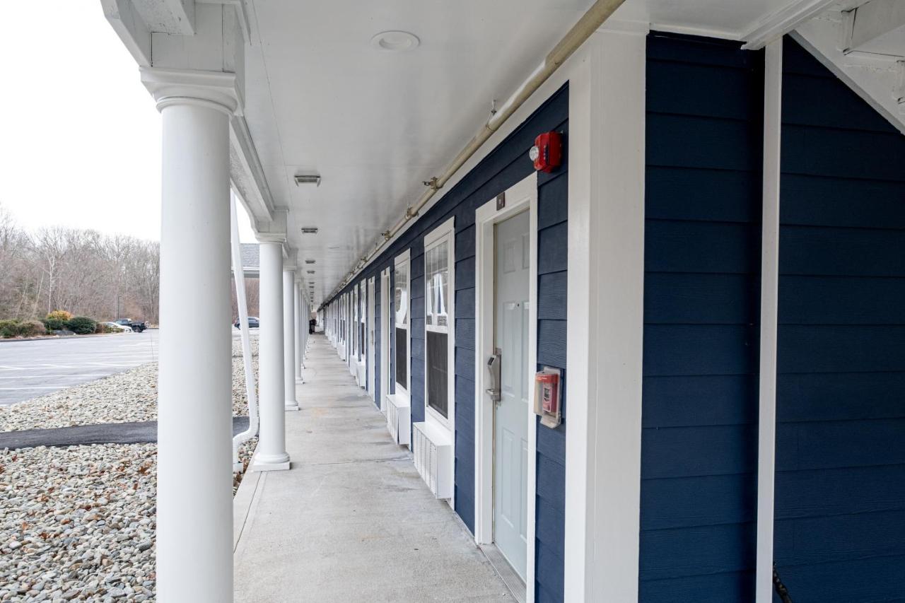 Hilltop Inn & Suites, Near Foxwoods Casino North Stonington Bagian luar foto