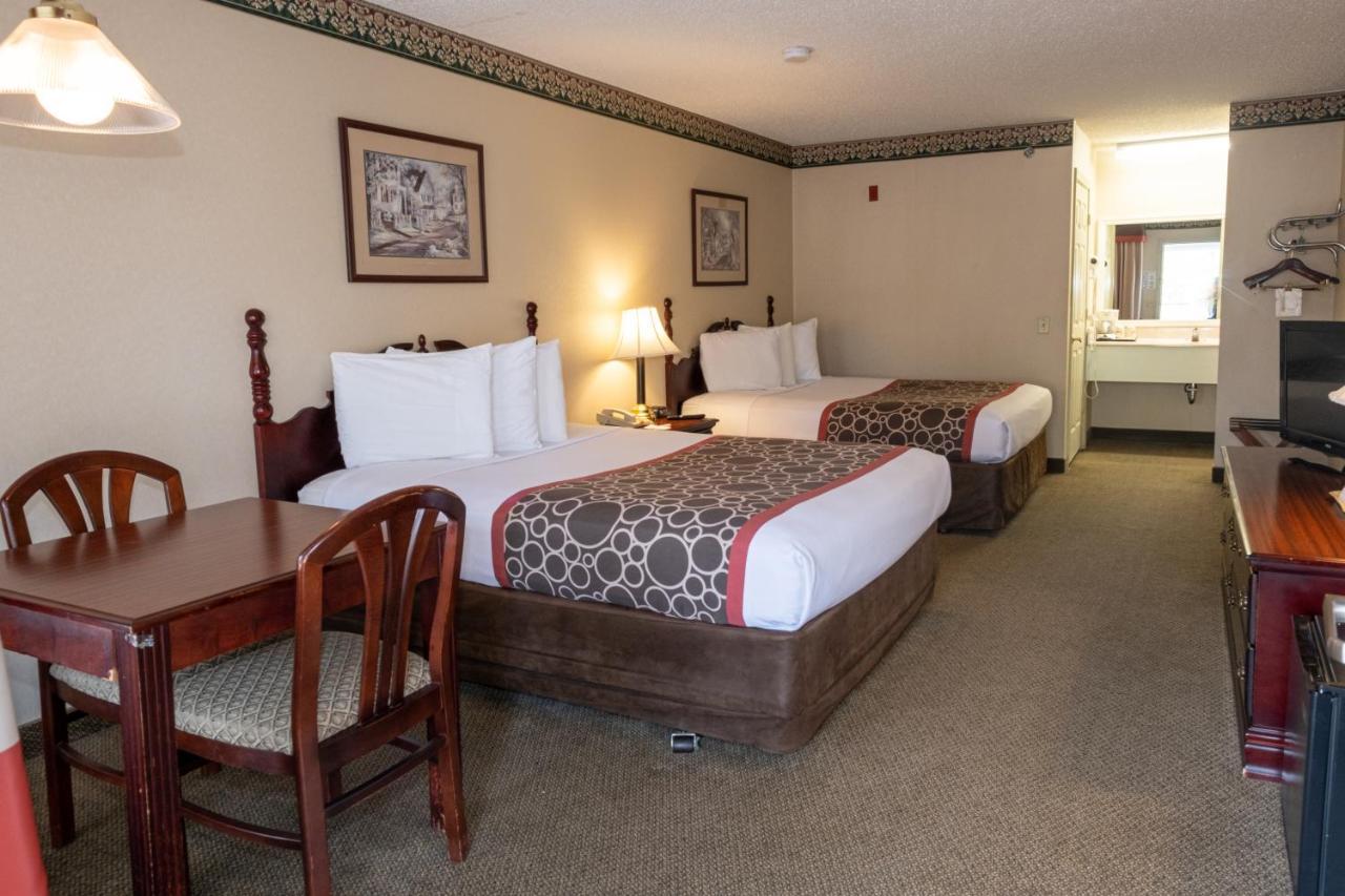 Hilltop Inn & Suites, Near Foxwoods Casino North Stonington Bagian luar foto