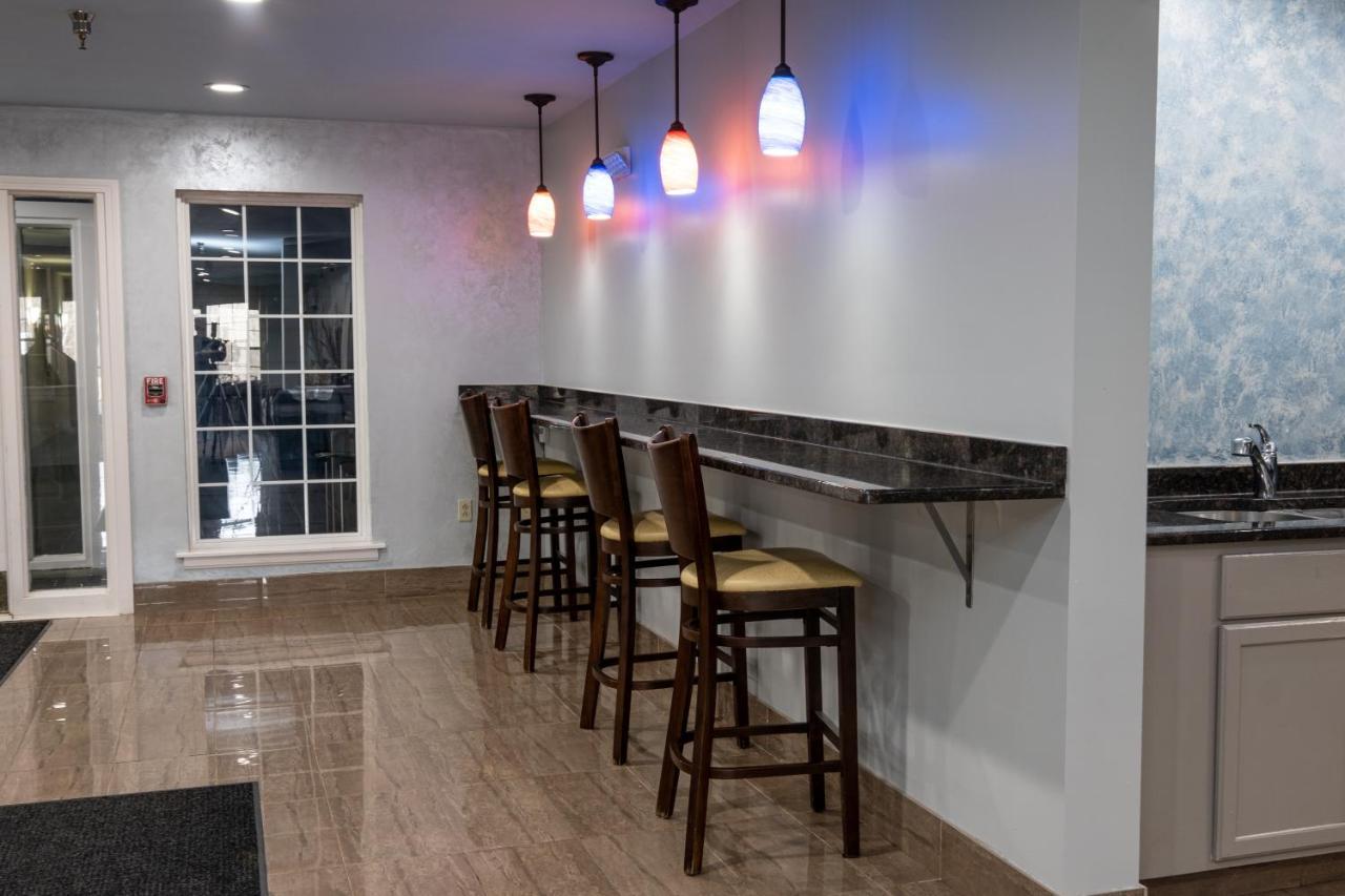 Hilltop Inn & Suites, Near Foxwoods Casino North Stonington Bagian luar foto