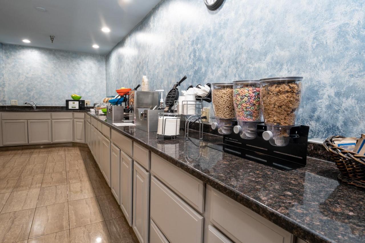 Hilltop Inn & Suites, Near Foxwoods Casino North Stonington Bagian luar foto