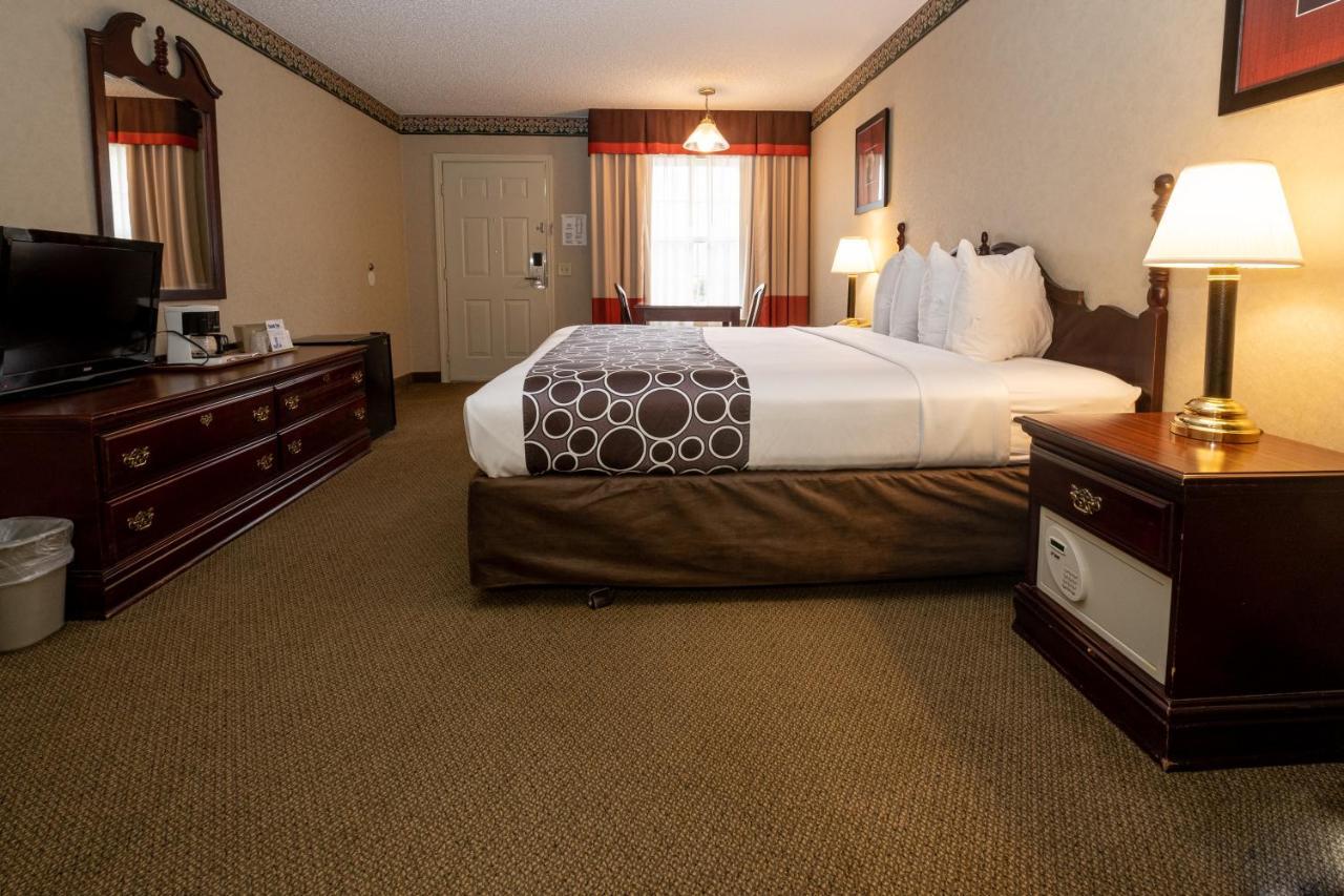 Hilltop Inn & Suites, Near Foxwoods Casino North Stonington Bagian luar foto