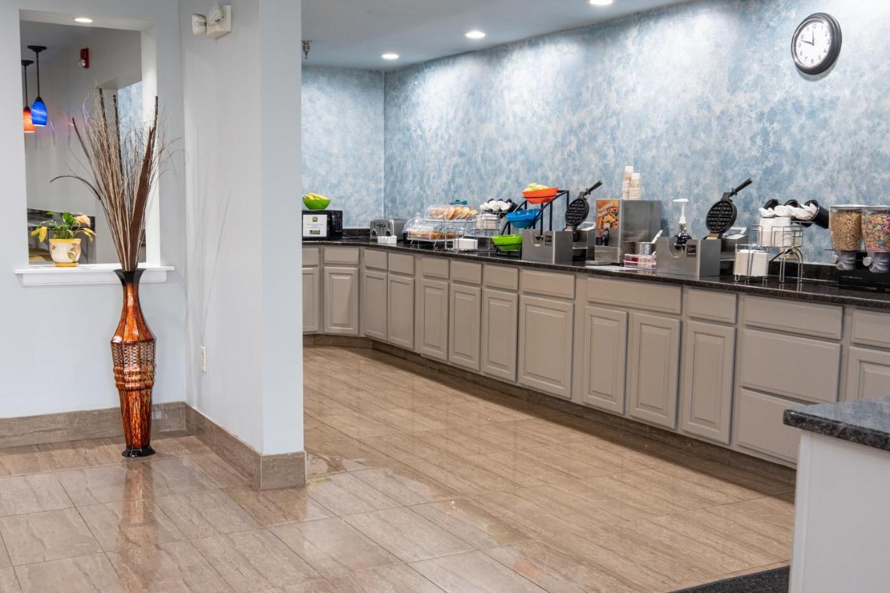 Hilltop Inn & Suites, Near Foxwoods Casino North Stonington Bagian luar foto