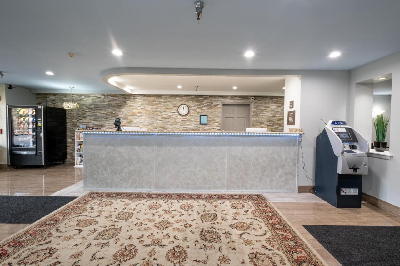 Hilltop Inn & Suites, Near Foxwoods Casino North Stonington Bagian luar foto